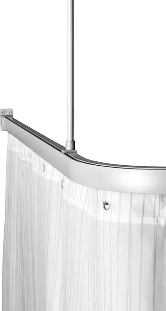 Duschdraperistång i silver med vitt draperi, sett från sidan. Draperistången är böjd med en takmonterad stödstång.