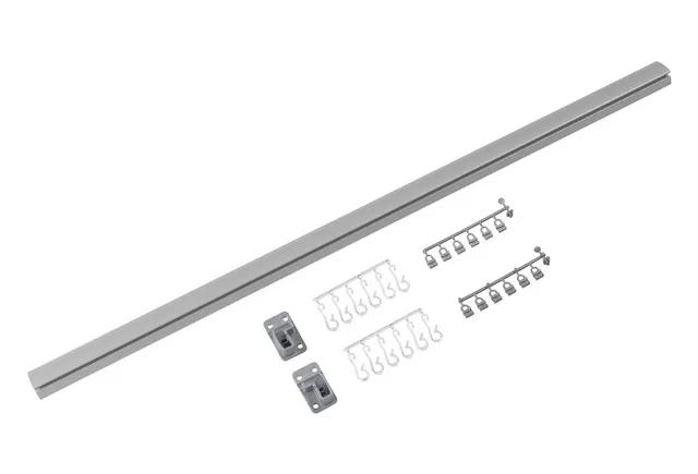 Duschdraperiskena i silver med tillhörande krokar och monteringsfästen, ligger på en vit bakgrund.