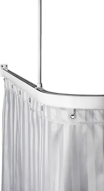 S-formad vit duschdraperiskena med upphängda draperikrokar och vitt draperi med vertikala ränder.