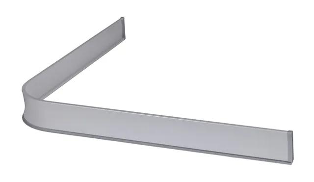 Metallisk, L-formad duschsarg i silver med slät yta.