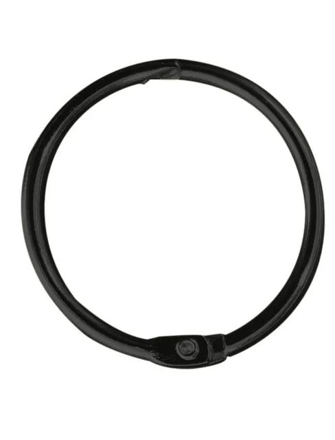 Svart, rund duschdraperiring med en skarv och knapp på sidan.